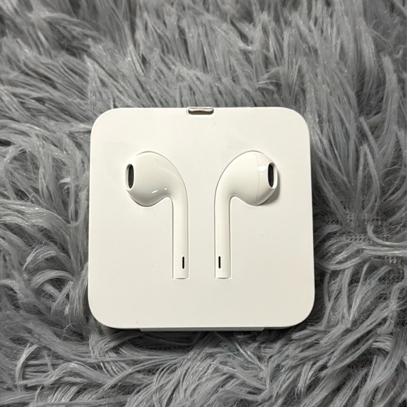 Apple EarPods w/Lightning Connecter - Picture 1 of 2